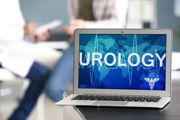 Ordenador portátil con palabra UROLOGÍA en pantalla en el consultorio del médico —  Fotos de Stock