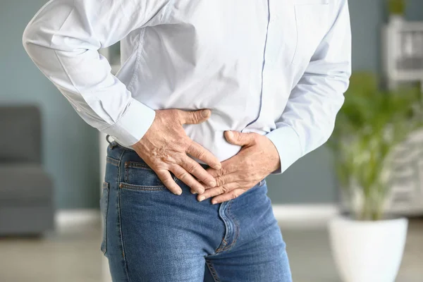 Hombre con enfermedad urológica en casa — Foto de Stock