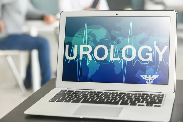 Laptop med ordet urologi på skärmen i läkar kansliet — Stockfoto