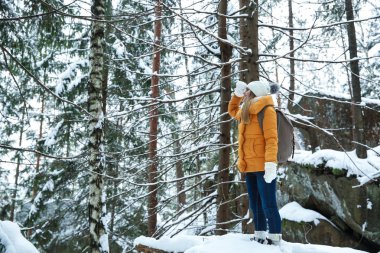kış orman içinde güzel bir kadın