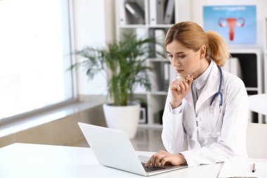 Ofisinde çalışan güzel jinekolog