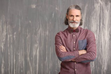 Grunge arka planda yakışıklı olgun işadamı portresi