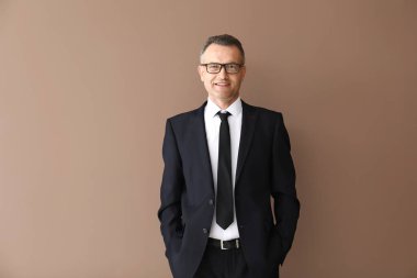 Yakışıklı olgun işadamı renk arka plan üzerinde