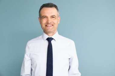 Yakışıklı olgun işadamı renk arka plan üzerinde