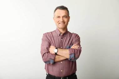 Hafif arka planda yakışıklı olgun işadamı