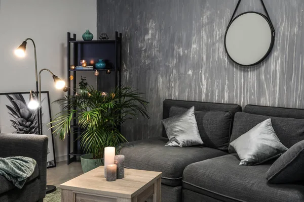 Interno di camera moderna con comodo divano — Foto Stock