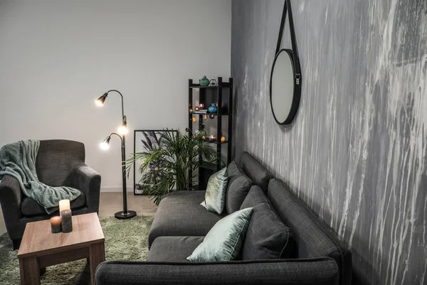 Interiör i modernt rum med bekväm soffa — Stockfoto