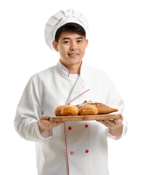 Азиатский повар со свежими хлебобулочными изделиями на белом фоне — стоковое фото