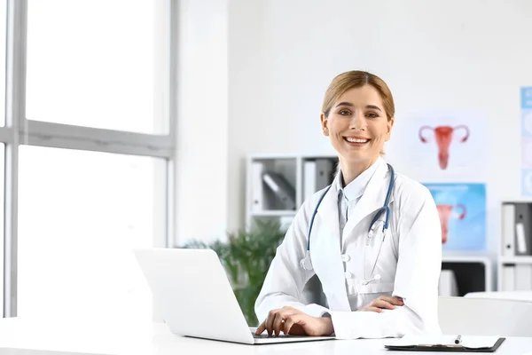 Beautiful gynecologist working in her office — Stock Photo, Image