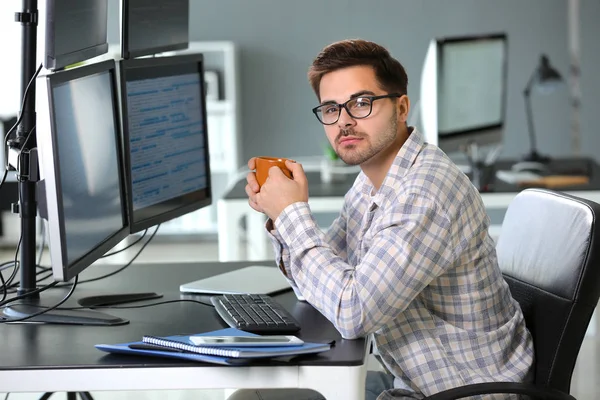 Porträtt av manlig programmerare i ämbetet — Stockfoto