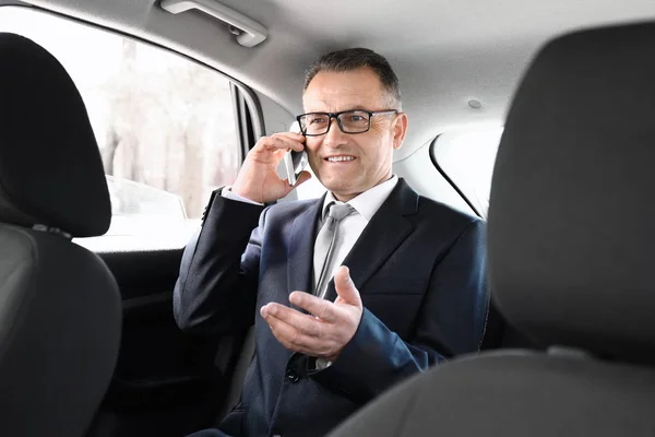 Bello maturo uomo d'affari che parla per telefono in auto — Foto Stock