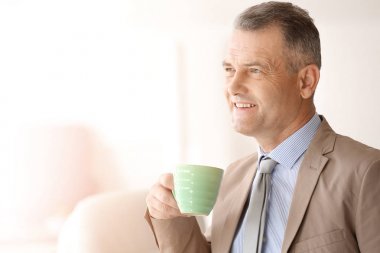 Yakışıklı olgun işadamı ofiste kahve içme