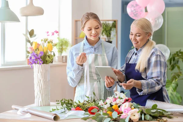 Florists with tablet computer taking order in shop — Stock Photo, Image