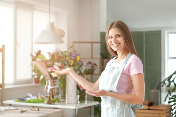 Young female florist in shop — Stock Photo, Image