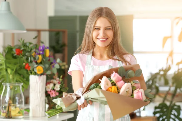 Florista feminina com belo buquê na loja — Fotografia de Stock