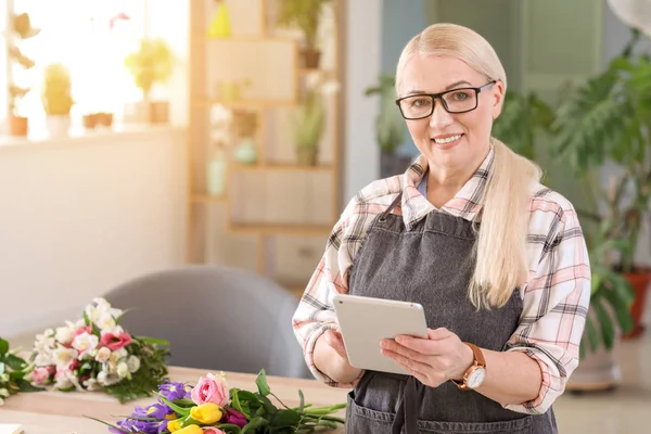 Female florist with tablet computer in shop — Stock Photo, Image