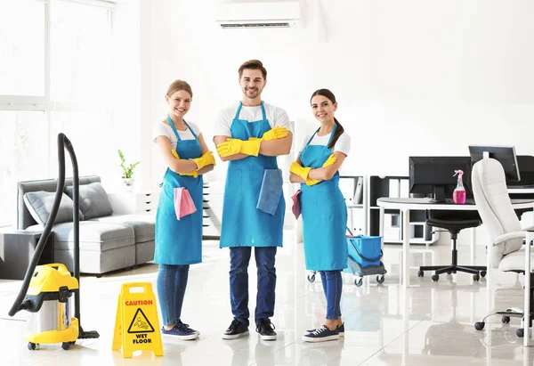 Equipe de zeladores no cargo — Fotografia de Stock