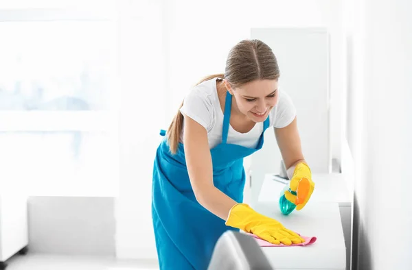 Female janitor cleaning office — Stock Photo, Image