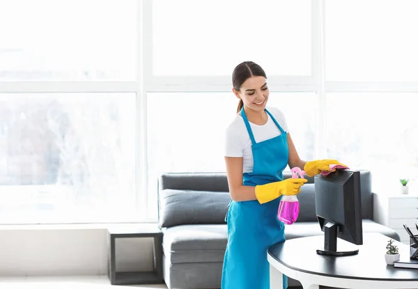 Female janitor cleaning office — Stock Photo, Image