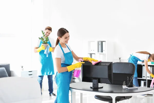 Team of janitors cleaning office — Stock Photo, Image