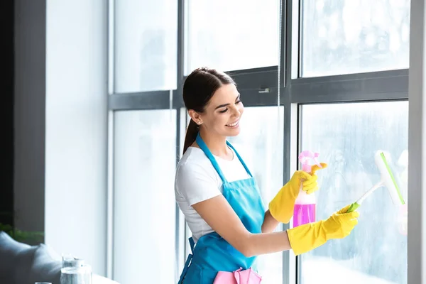 Női gondnok takarítás ablak hivatalban — Stock Fotó