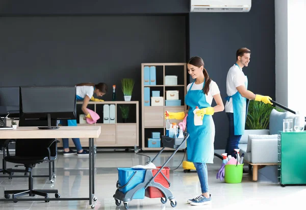 Team av vaktmästare rengöring office — Stockfoto