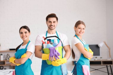 Apartmandaki hademeler takımı