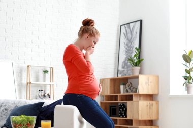 Genç hamile kadın evde toxicosis acı