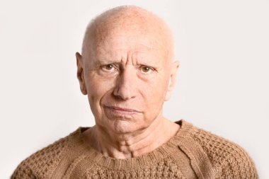 Beyaz arka plan üzerinde üst düzey adam portresi