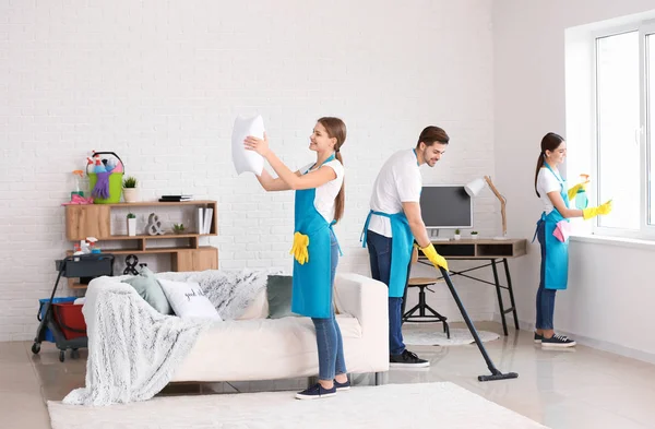 Équipe de concierges nettoyage appartement — Photo