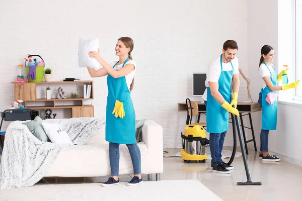 Equipe de zeladores limpeza plana — Fotografia de Stock