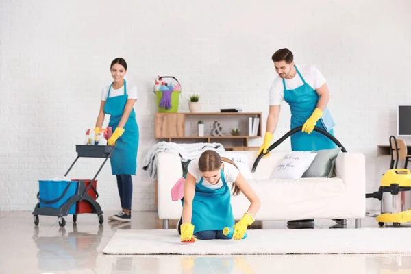 Tim pembersih membersihkan flat — Stok Foto