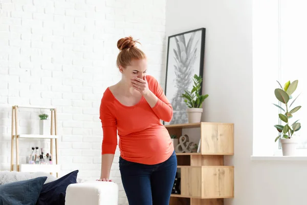 Молодая беременная женщина, страдающая токсикозом дома — стоковое фото
