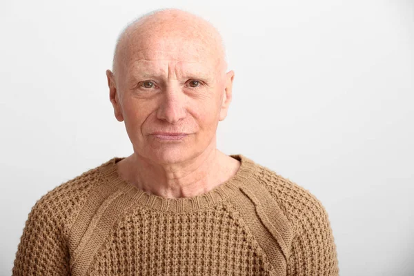 Retrato de hombre mayor sobre fondo blanco — Foto de Stock