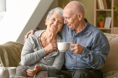 Evde çay içen yaşlı çiftin portresi