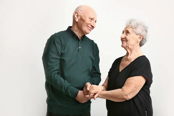 Retrato de pareja mayor sobre fondo blanco —  Fotos de Stock