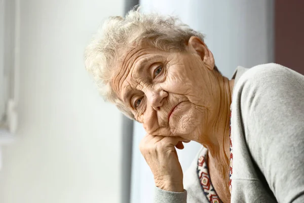 Портрет депрессивной пожилой женщины дома — стоковое фото
