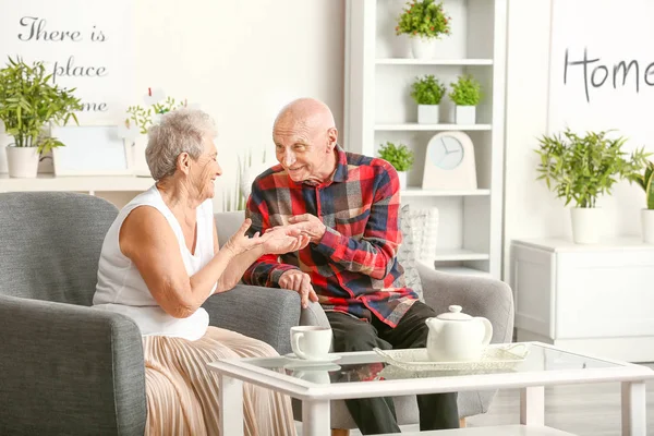 Retrato de feliz pareja de ancianos en casa —  Fotos de Stock