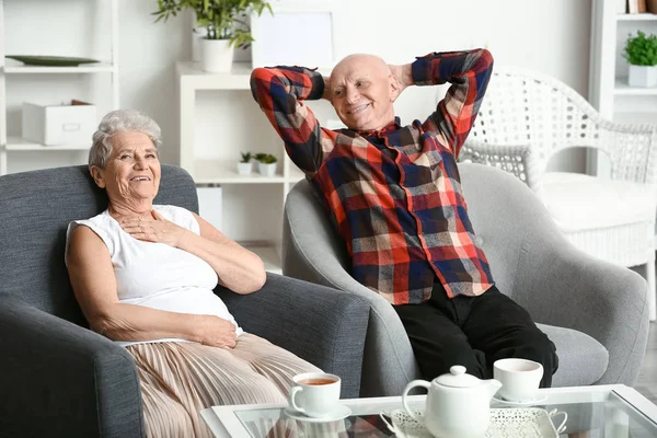 Retrato de feliz pareja de ancianos en casa —  Fotos de Stock