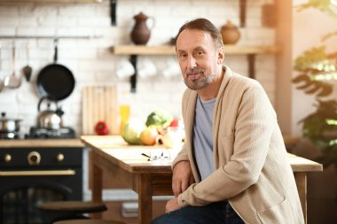 Mutfakta olgun yakışıklı