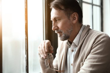 Pencere yakınında yakışıklı olgun adam Portresi