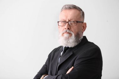 Hafif arka planda yakışıklı olgun işadamı