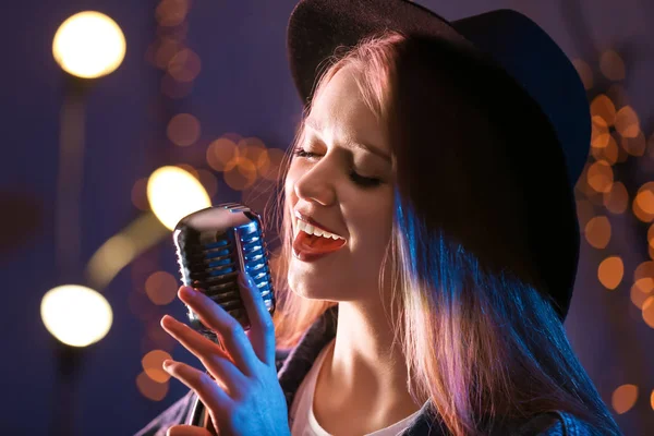 Linda cantora feminina com microfone no palco — Fotografia de Stock