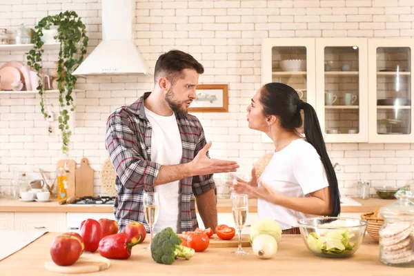 Jovem casal brigando na cozinha — Fotografia de Stock