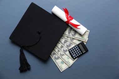 Diploma, para ve gri arka plan üzerinde hesap makinesi ile Harç kurulu. Lise mezuniyet kavramı