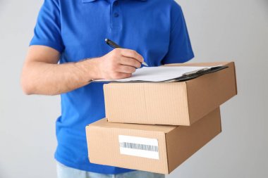 Hafif arka plan üzerinde kutuları ile Teslimat adam