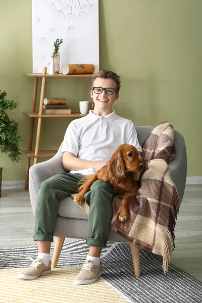 Adolescente menino com cão bonito em casa — Fotografia de Stock