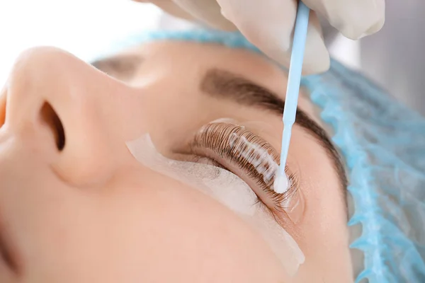 Young woman undergoing procedure of eyelashes lamination in beauty salon, closeup — Stock Photo, Image