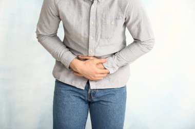 Hafif arka planda ürolojik hastalığı olan adam