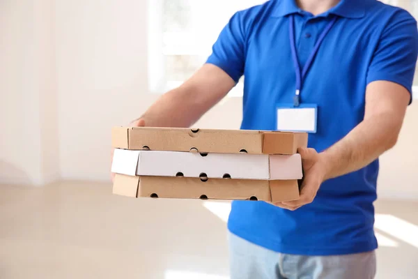 Entrega homem com caixas de pizza dentro de casa — Fotografia de Stock